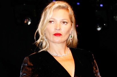 Tak Lagi Jadi Model Termahal, Kate Moss Pasrah Diminta Pertontonkan Payudaranya di Helikopter