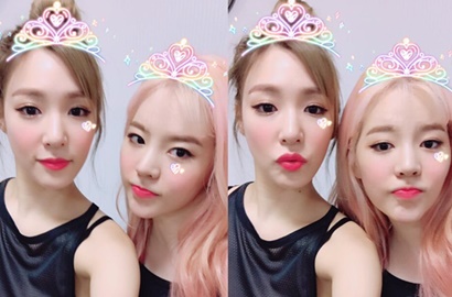Cantik Pegang Mawar Pink, Sunny Puji Tiffany Paling Pintar Soal Selfie