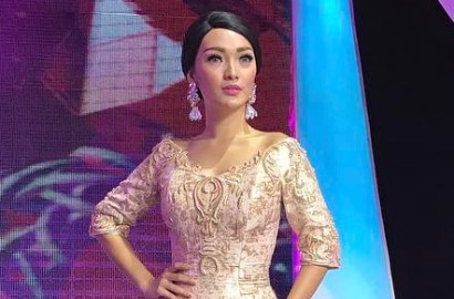 Zaskia 'Pamer' Bra Hitam Sambil Joget, Netter: Ketularan Liar Kayak Ayu Ting Ting