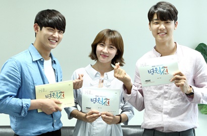 Ha Ji Won Pasang Muka Serius, Kang Min Hyuk Justru Terlihat Ceria di 'Hospital Ship'