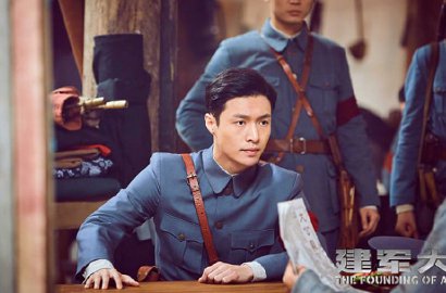 Jadi Tentara di 'The Founding of an Army', Begini Kesan Lay EXO Pakai Pistol