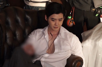 Syuting 'VIP' dengan Wajah dan Baju Penuh Darah, Lee Jong Suk cs Tetap Ceria