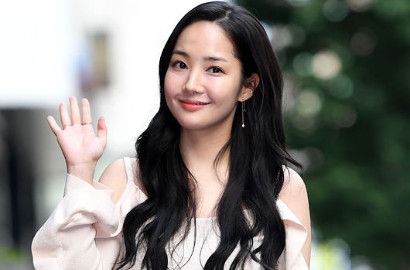 Senyum Sumringah, Cantiknya Park Min Young Hadiri Perpisahan 'Seven Day Queen'