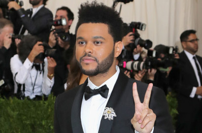 Bukan Selena Gomez, The Weeknd Malah Bermesraan dengan Dua Model Victoria's Secret