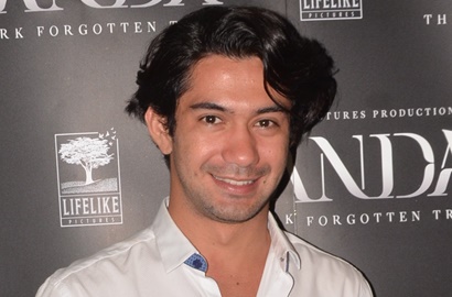 Reza Rahadian Jadi Aktor Indonesia Pertama yang Memenangkan Piala Best Actor APFF 2017