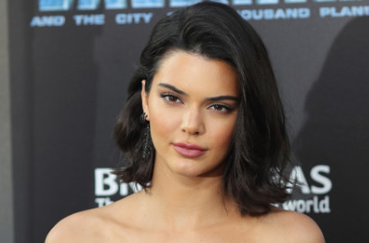 Pelit Kasih Uang Tip, Kendall Jenner Dihujat Habis-Habisan