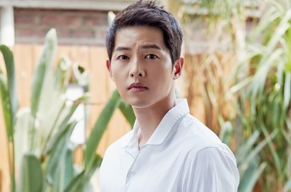 Duh! Bikin Iri, Beruntungnya Fans Ini Bisa Selfie Manis Bareng Joong Ki