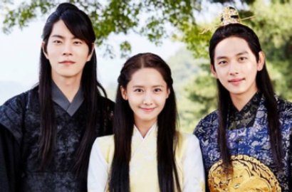 Momen Romantis Yoona-Siwan Ini Bikin Hong Jong Hyun Cemburu di 'King in Love'?