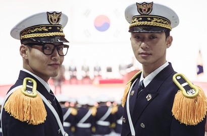 Siap Terpukau, Park Seo Joon-Kang Ha Neul Pamer Abs Penuh Memar di 'Midnight Runners'