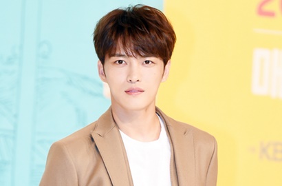 Pakai Sandal Jepit dan Sok Imut, Jaejoong Pamer Dukungan Aktor Ini untuk 'Manhole'
