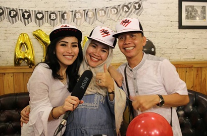 Ayu Ting Ting Pede Pakai Handuk, Barang 'Koleksi' Umi Khalsum Jadi Sorotan