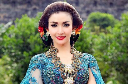 Tak Kapok Dicibir, Roro Fitria Kembali Unggah Foto Jalani Ritual di Makam
