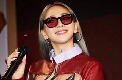 Umbar Belahan Dada dan Pundak Mulus, CL Dipuji Seksi di Foto Ini