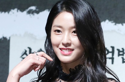 Tampil Serba Hitam, Seolhyun Memesona di Jumpa Pers 'Memoir of a Murderer'