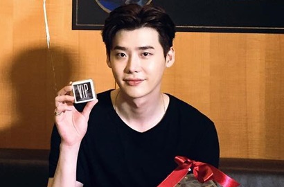 Promosi 'VIP', Lee Jong Suk Pamer Foto Pelukan dengan Wajah Berdarah