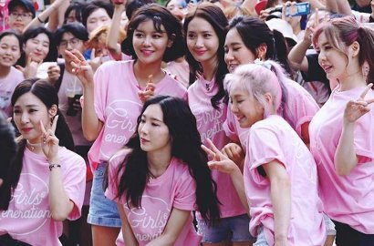 Yoona Cs Fokus Baca Komentar di SNS, Fans Heboh
