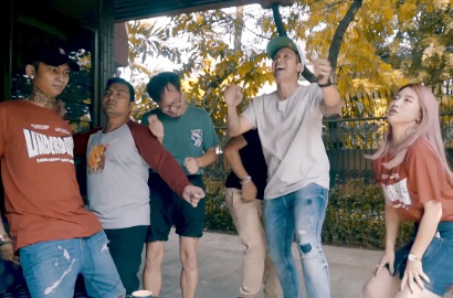 Bareng YouTubers Asal Korea, Young Lex Bikin Ngakak Joget 'Eta Terangkanlah'