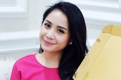 Kumpul Bareng Sahabat, Begini Kelakuan Kocak Nagita Ubah Sepatu Jadi Telepon