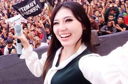 Kesal Pernah Dikatai 'Muka Kampung' oleh Fans Artis Ternama, Via Vallen Sindir Siapa?
