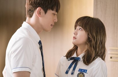 Hujan-Hujanan Romantis, Kim Jung Hyun Siap Cium Kim Sejeong di 'School 2017'