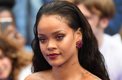 Fans Heboh Lihat Penampakan Ganjil di Foto Seksi Rihanna Ini
