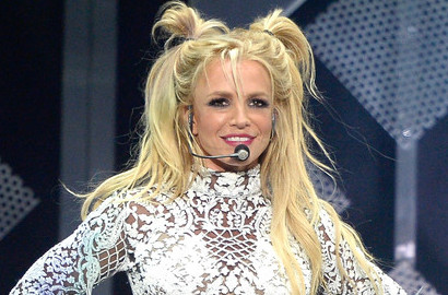 Britney Spears Ketakutan Didekati Fans Gila di Atas Panggung
