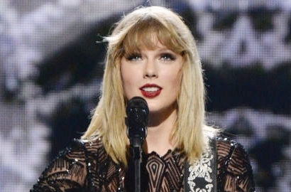 Taylor Swift Blak-Blakan Cerita Kejadian Bokongnya Diraba Penyiar Radio