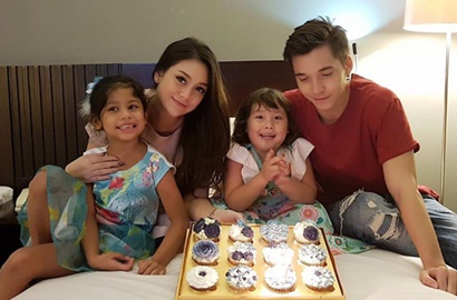 Rayakan Ultah, Stefan William Banjir Hujatan Pamer Foto Cium Bibir Celine