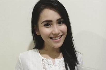 Dicibir Gara-Gara Sumpalan Dada, Ayu Ting Ting Pede Umbar Pose 'Menantang'