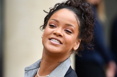 Bikin Melongo, Rihanna Datang ke Pemakaman Malah Pakai Baju Seksi Seperti Ini