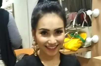 Kekecilan, Baju Ayu Ting Ting Terangkat Hingga Perlihatkan Bra di Depan Eko Patrio