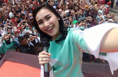 Eksis di InstaStory, Ayu Ting Ting Umbar Belahan Dada