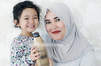 Baju Putri Ayu Ting Ting Melorot, Umi Khalsum Tak Takut Cucu Diincar Pedofil?