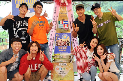 Rayakan Ultah ke-7, Cerianya Member 'Running Man' Foto Bareng Kado dari Fans