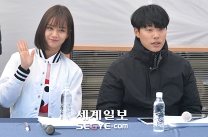 Nempel Terus, Awas Gemes Lihat Mesranya Ryu Jun Yeol-Hyeri di Foto Lawas Ini