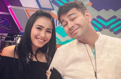 Tiru Gaya Nagita Mainin Rambut, Ayu Ting Ting Manja dan Pamer Tank Top Dekat Raffi