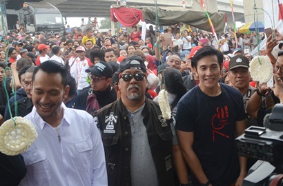 Ikut Perayaan Hari Kemerdekaan, Tora Sudiro cs Lomba Makan Kerupuk Bareng Warga