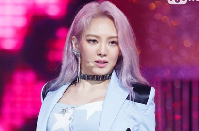 Berikan Album SNSD Bertanda Tangan, Hyoyeon Pose Akrab Bareng Triawan Munaf