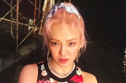 Siap Hibur Fans Indonesia, Cantiknya Hyoyeon SNSD Pamer Pakai Kebaya