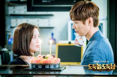 Romantis Menyanyi Bawa Gitar dan Beri Ciuman, Ji Hyun Woo Lamar Seohyun SNSD di 'Bad Thief'?
