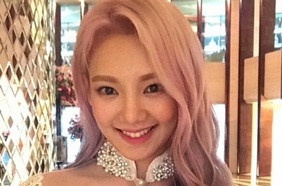 Cantiknya Kebangetan, Intip Pose Manis Hyoyeon Pakai Kebaya