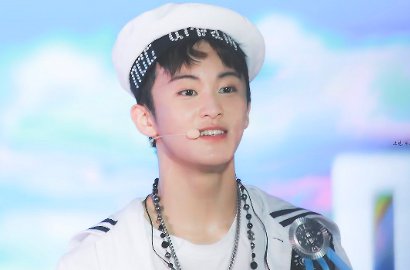 NCT 127 Diserbu Fans di Bandara LA, Mark Alami Serangan Panik?