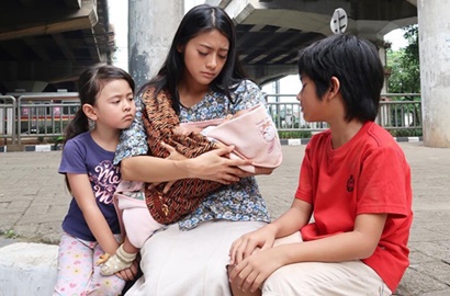 Mengharukan, Rini Yulianti Jadi Orangtua Tunggal di Miniseri 'Ada Surga di Mata Ibuku'