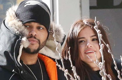 Lengket Kayak Perangko, The Weeknd Peluk Mesra Selena Gomez Sambil Main Game