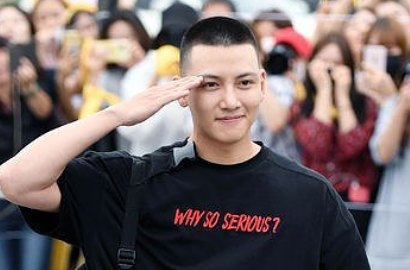 Senyum Girang, Begini Gaya Ji Chang Wook di Pelatihan Militer