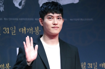 Seriusnya Lee Jong Hyun CN Blue cs Jalani Sesi Baca Naskah Drama Baru KBS