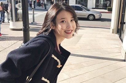 Cantik dan Mungil Pakai Dress, IU Bak Peri Bunga di Foto Ini
