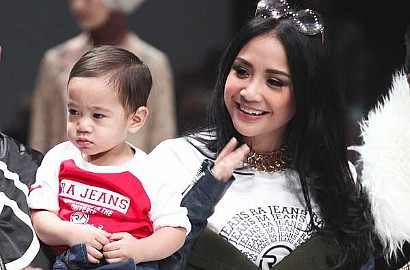 Dijuluki Gentong Hingga Kernet Angkot, Nagita 'Tampar' Haters Lewat Foto Mirip Krystal f(x)