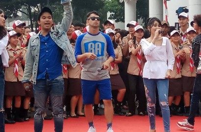 Tak Segan pada Nagita, Ayu Ting Ting Pamer Dada dan 'Tampar' Raffi