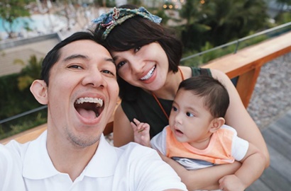 Baru Genap Tujuh Bulan, Bayi Andien Sudah Kuat Gantungkan Tubuhnya